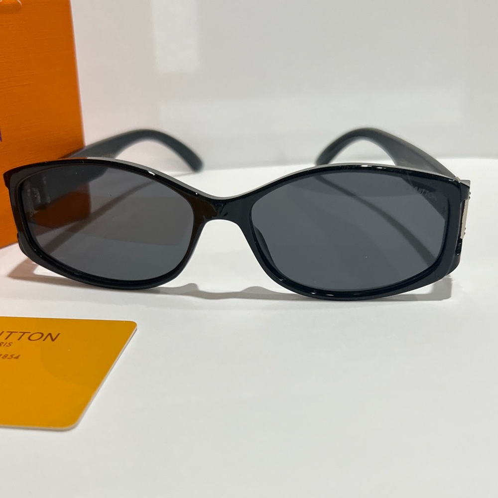 Louis Vuitton Black Sunglasses with Gold Accents unisex - Picture 10 of 10